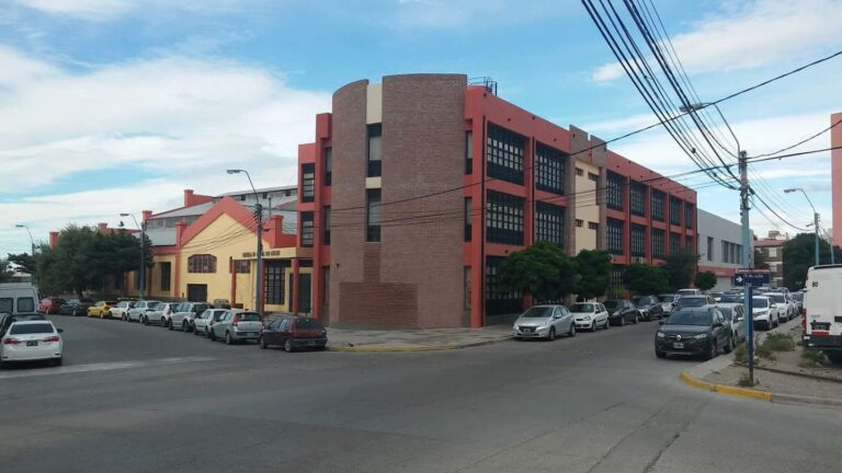 La Escuela 760 entrega escarapelas a quienes colaboren con alimentos para mascotas