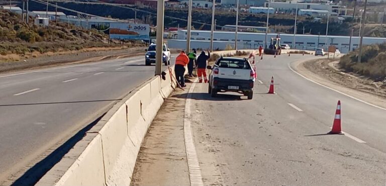 Realizan tareas de limpieza y mantenimiento sobre la Ruta Nacional 3 entre Comodoro y Rada Tilly