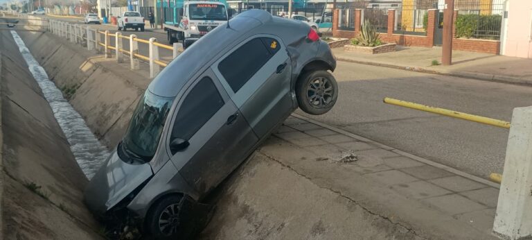 Retiraron el vehículo que cayó a un pluvial tras un choque en Avenida Roca