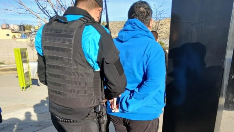Empleado intentó retirar mercadería sin pagar de un supermercado de Rada Tilly y fue detenido