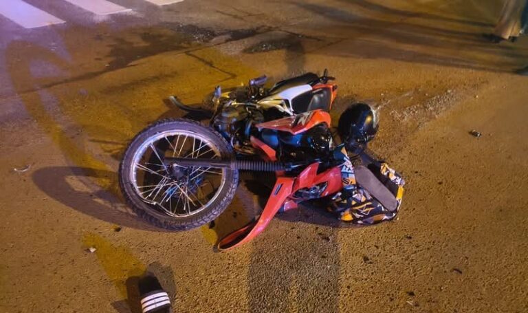 Choque, fuga y presentación voluntaria: investigan a un conductor tras un accidente con un motociclista