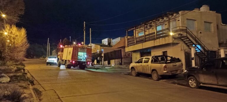 Un incendio en el patio de una vivienda fue controlado a tiempo gracias al aviso de vecinos