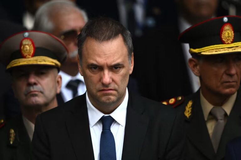 Renunció Manuel Adorni a la Jefatura de Gabinete en medio del escándalo por presunto enriquecimiento ilícito