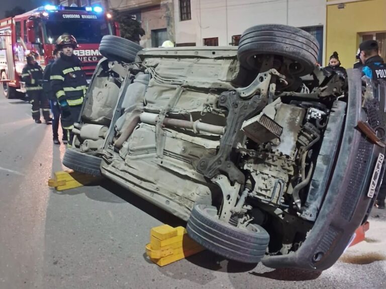 Volcó en el centro de Comodoro y explicó por qué perdió el control del auto