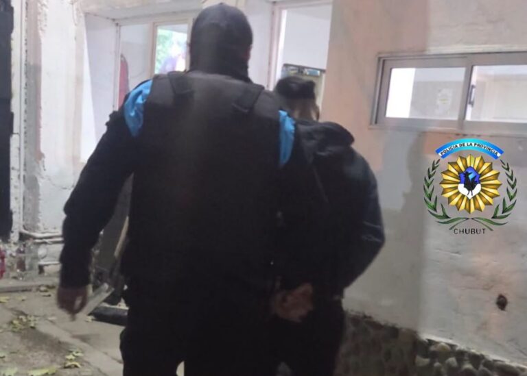 Lo pescaron in fraganti saltando el paredón de una empresa en el Barrio Industrial