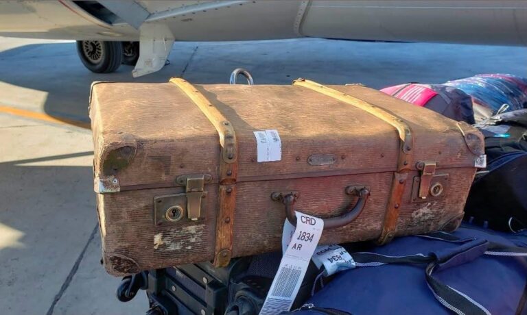 Una valija con historia llamó la atención en el Aeropuerto de Comodoro y despertó la nostalgia de los viajeros