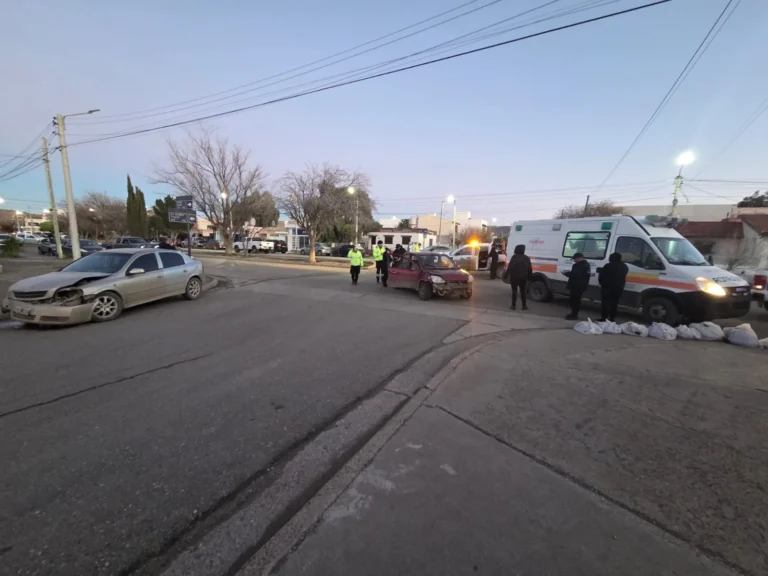 Fuerte choque en avenida Canadá: un hombre fue trasladado al hospital