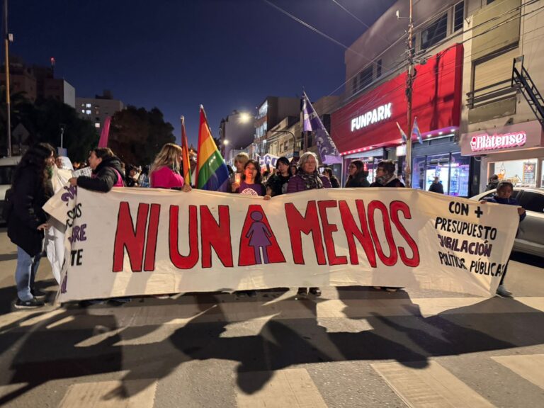 Multitudinaria marcha en Comodoro culminó en el lugar donde mataron a Valeria Schwab