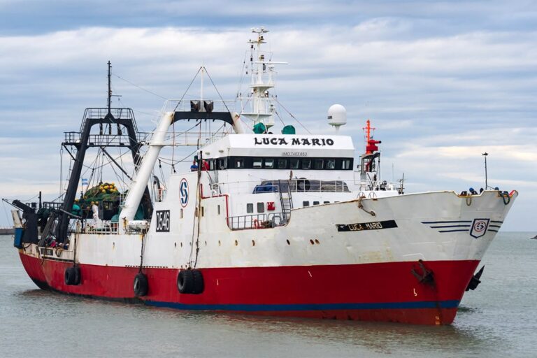 Desesperada búsqueda de un marinero que cayó al mar desde un pesquero: qué se sabe hasta ahora