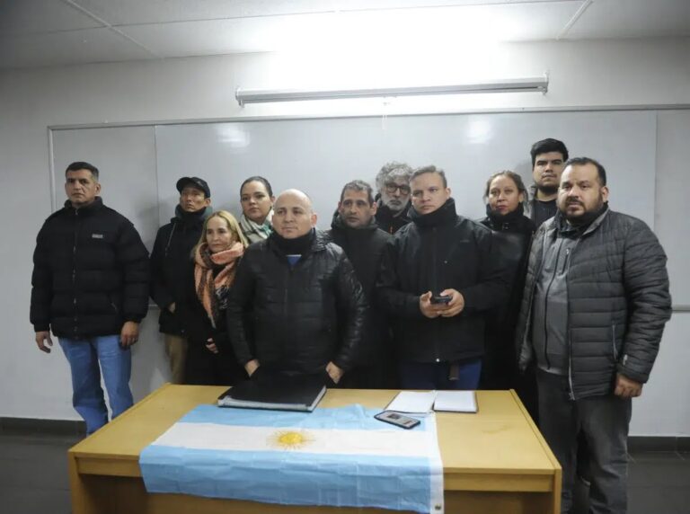 Policías de Santa Cruz rechazaron la propuesta salarial y el conflicto continúa