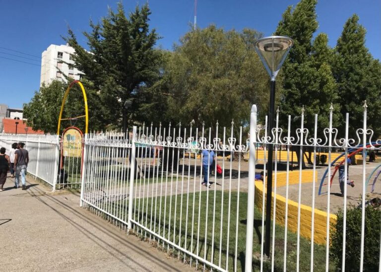 Un perro callejero atacó a una nena de tres años en una plaza céntrica