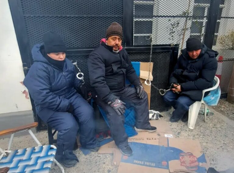 Reclamo policial en Santa Cruz: efectivos intensifican la protesta frente a Casa de Gobierno