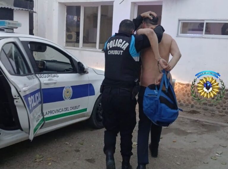 Destrozó un auto en plena avenida, intentó escapar y fue atrapado por la policía en Comodoro