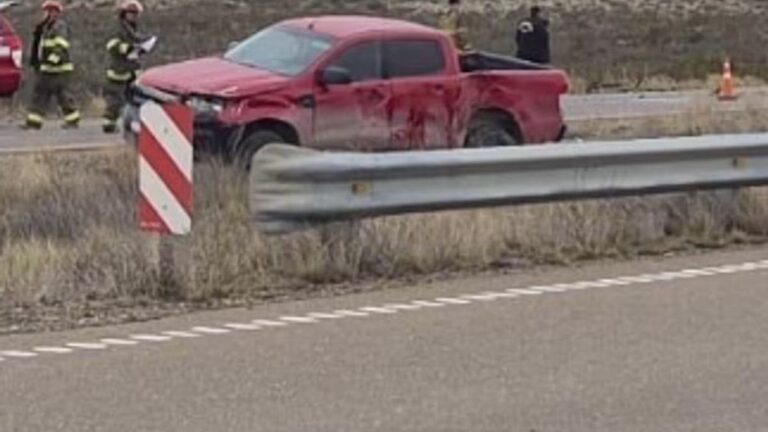 Una camioneta de una familia comodorense volcó tras un choque múltiple en la Ruta 3: un hombre permanece grave